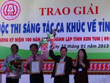 Đồng chí Bùi Thị Thanh Vân,TUV, Giám đốc Sở VHTTDL, Trưởng ban Giám khảo trao Chứng nhận cho tác giả có tác phẩm đạt giải khuyến khích trong Cuộc thi